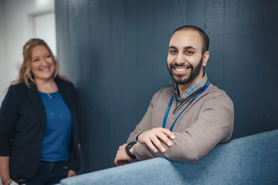 En mann og en kvinne som smiler. Foto.